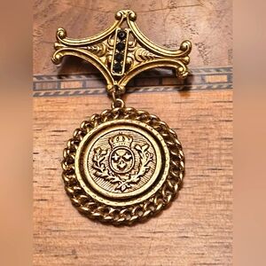 Vintage gold tone coat of arms brooch with black rhinestone Etoo